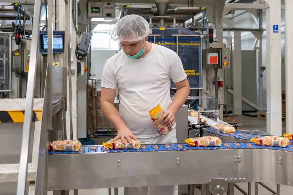 Czanieckie Makarony Customer With Pasta Packs